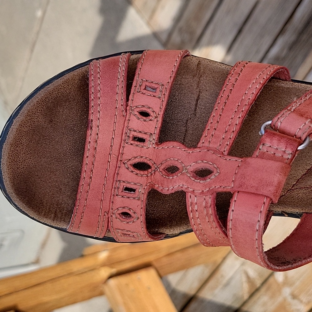 Clarks Leather Salmon Coral Color Strappy Sandal. Women's Size 7 Med. - Picture 7 of 11